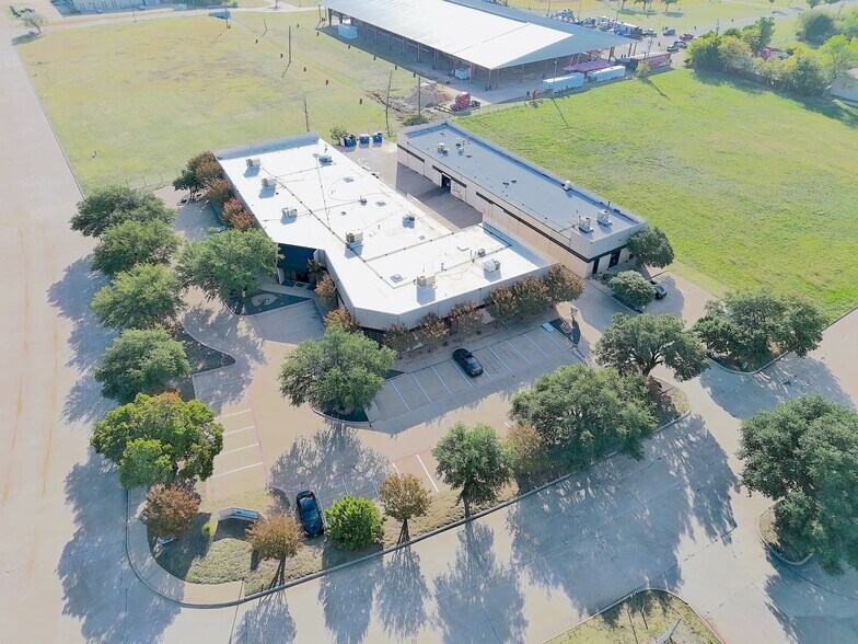 Primary Photo Of 400 Centre Park Blvd, DeSoto Light Manufacturing For Sale