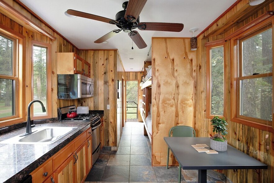More Photos Of 290 Izaak Walton Inn Rd, Essex Hotel For Sale