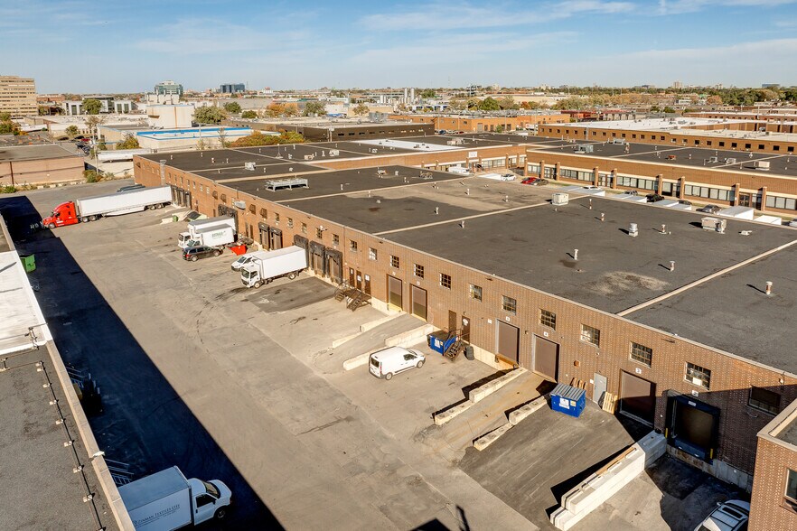 More Photos Of 375-455 Deslauriers Rue, Saint-Laurent Warehouse For Lease