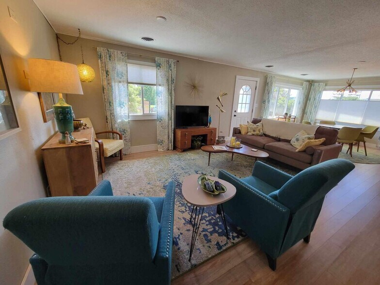 More Photos Of 1313 W Cherry St, Vermillion Hotel For Sale