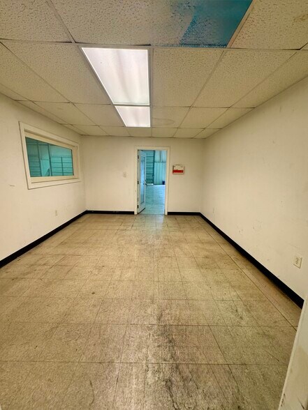 More Photos Of 3123 Cedar Park, Greensboro Warehouse For Lease