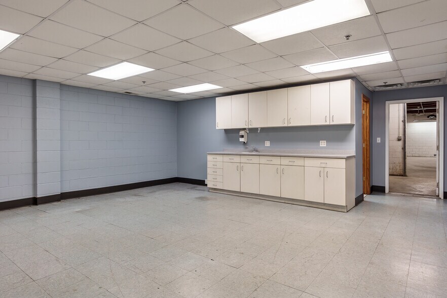 More Photos Of 3944 Auburn St, Rockford Warehouse For Lease