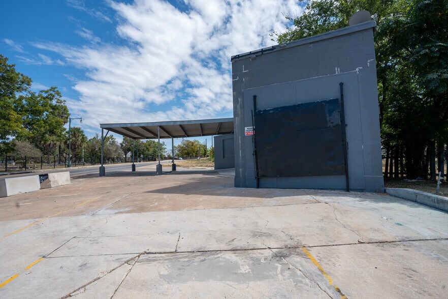 More Photos Of 1802 E Commerce St, San Antonio Auto Repair For Lease