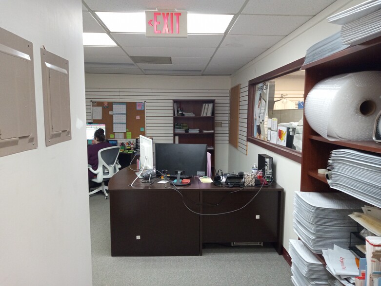 More Photos Of 8 Mall Ct, Savannah Office For Lease