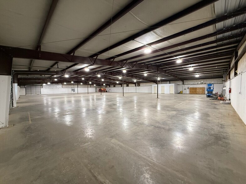 More Photos Of 990 Epco Dr, Dandridge Warehouse For Lease