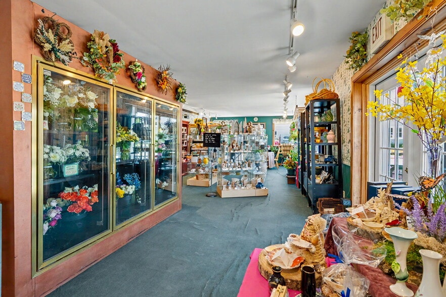 More Photos Of 11 Turnpike Rd, Jaffrey Freestanding For Sale