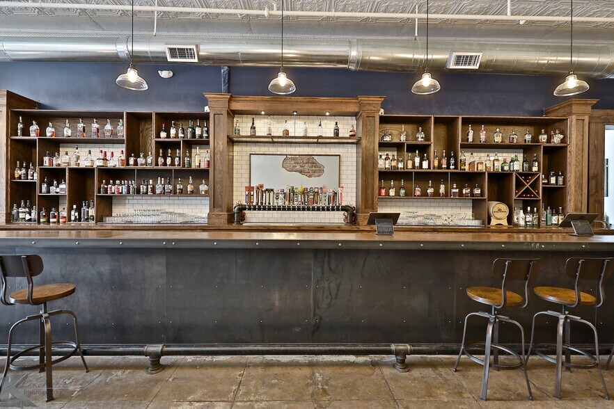 More Photos Of 382 Chestnut St, Abilene Bar For Sale
