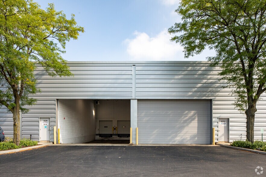 More Photos Of 825-845 W Hawthorne Ln, West Chicago Manufacturing For Lease