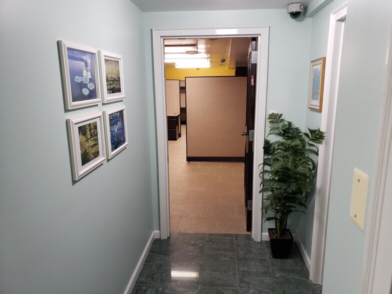 More Photos Of 3917 Amboy Rd, Staten Island Storefront Retail Office For Lease