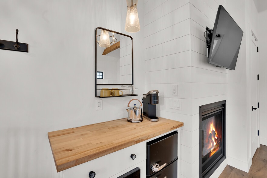 More Photos Of 560 E Main Ave, Sisters Hotel For Sale