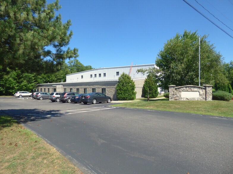 More Photos Of 9 Batchelder Rd, Seabrook Warehouse For Lease