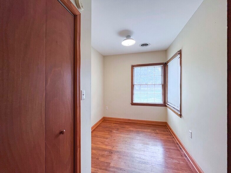 More Photos Of 1001 E Lynchburg Salem Tpke, Bedford Office For Sale