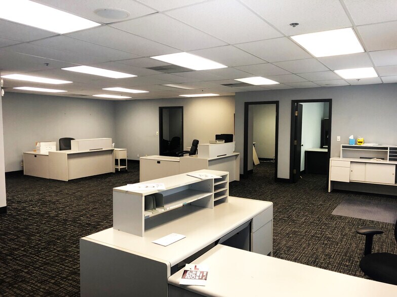 More Photos Of 123-133 Easy St, Carol Stream Warehouse For Lease