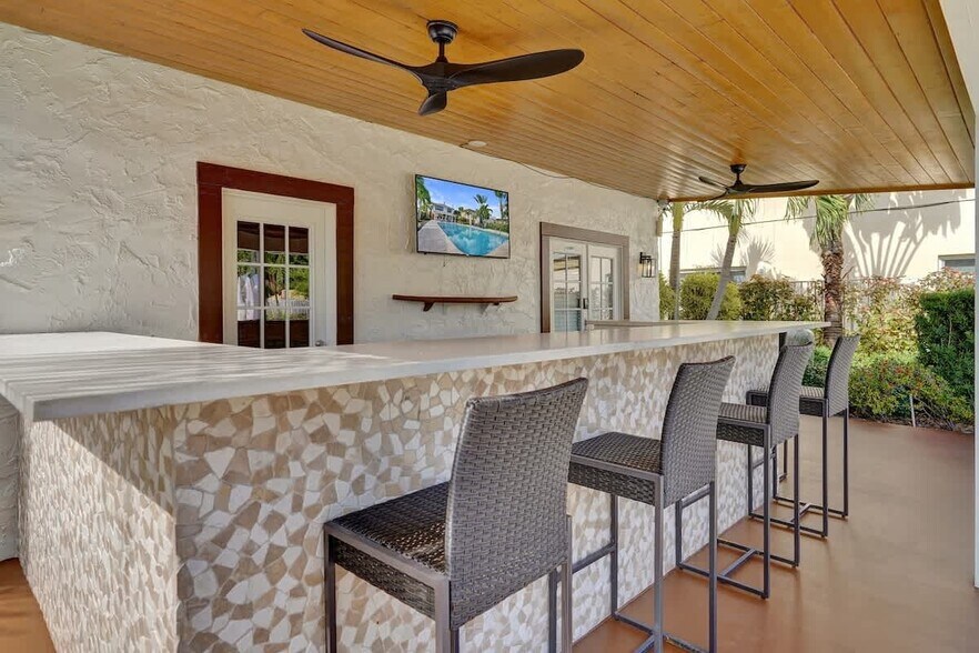 More Photos Of 905 N Federal Hwy, Lake Worth Beach Hotel For Sale