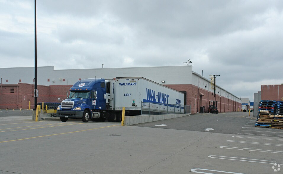 More Photos Of 1220-1250 Old Country Rd, Westbury Unknown For Lease