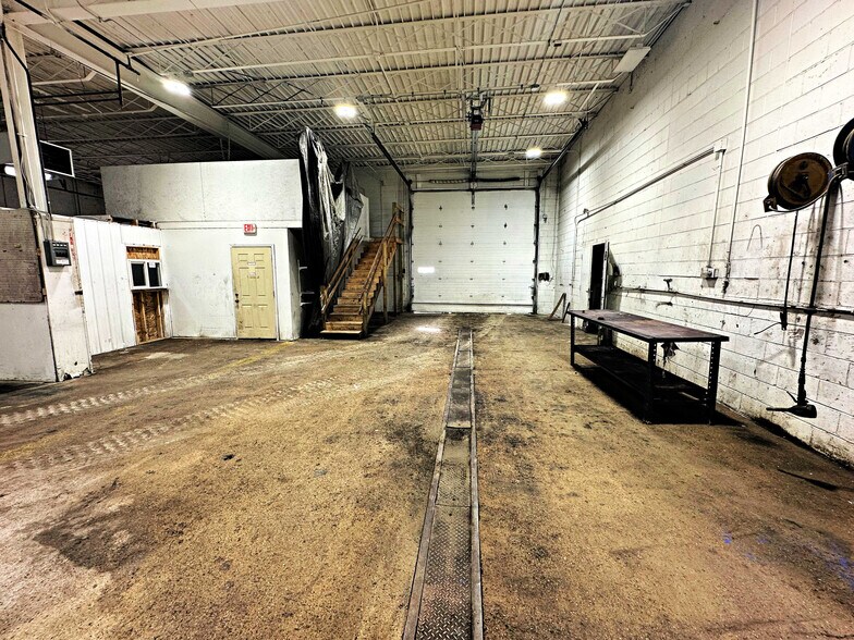 More Photos Of 170 W 18th St, Waterloo Industrial For Sale