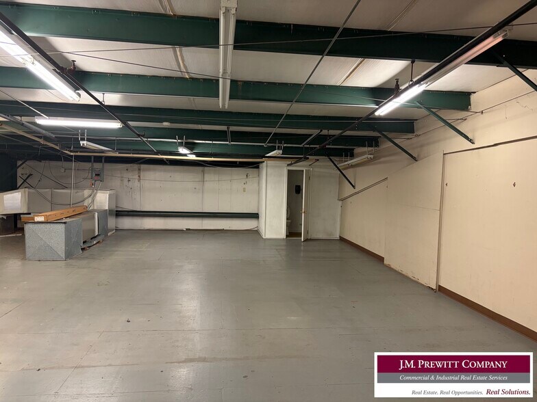 More Photos Of 399 Ml King Jr Pky, Beaumont Service For Lease