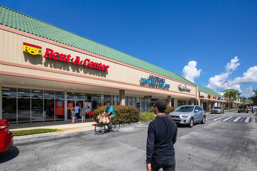 More Photos Of 715 N 14th St, Leesburg General Retail For Lease