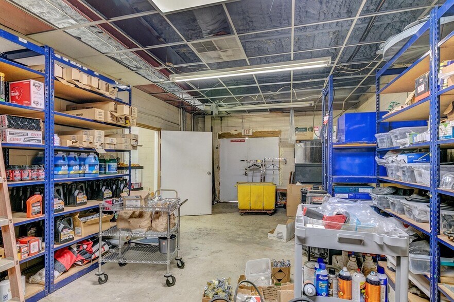 More Photos Of 615 W Court St, Newton Auto Repair For Sale