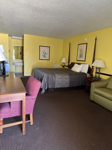 More Photos Of 123 E 14th St, Larned Hotel For Sale