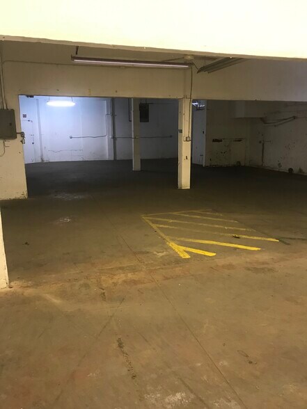 More Photos Of 819 S Laredo St, San Antonio Warehouse For Lease