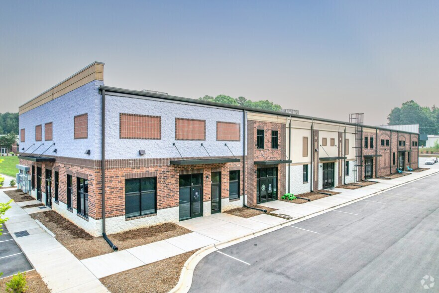 More Photos Of 136 Waxhaw Pky, Waxhaw Storefront Retail Office For Lease