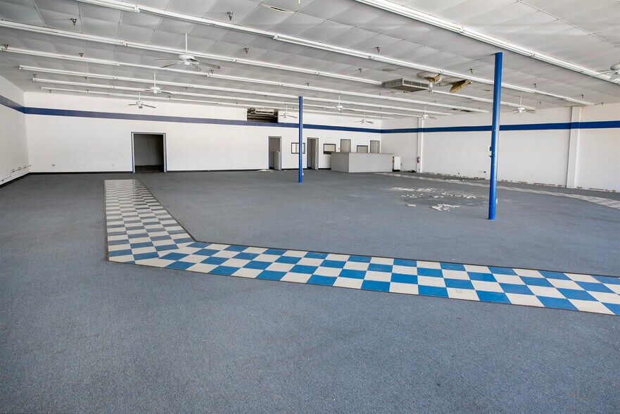 More Photos Of 315-330 E Spring St, Palestine Unknown For Lease