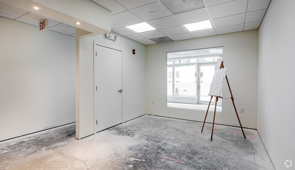 More Photos Of 323 Sunny Isles Blvd, Sunny Isles Beach Office For Lease