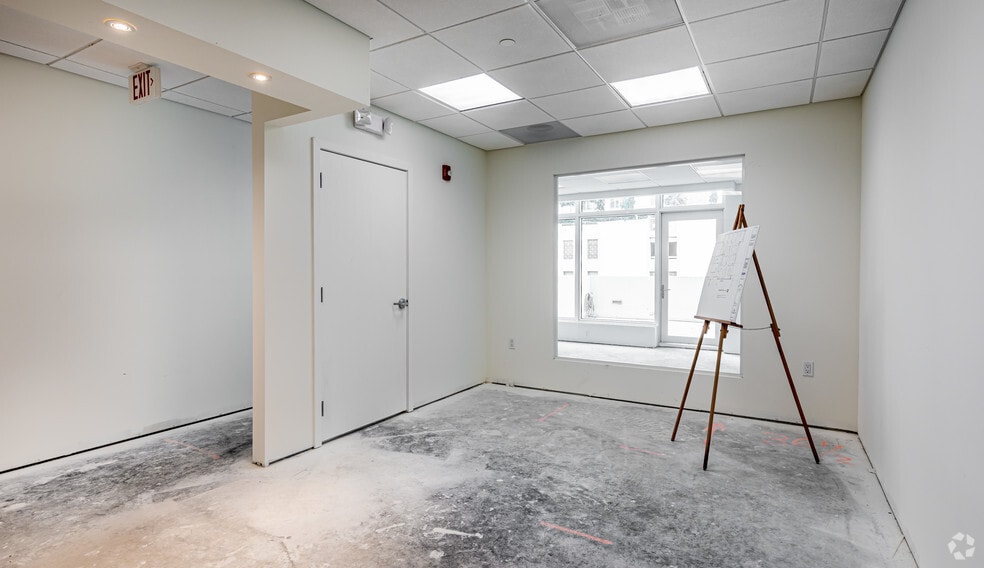 More Photos Of 323 Sunny Isles Blvd, Sunny Isles Beach Office For Lease