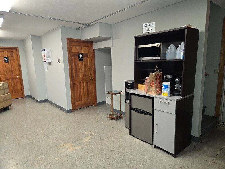 More Photos Of 44 Washington St, Auburn Auto Repair For Lease