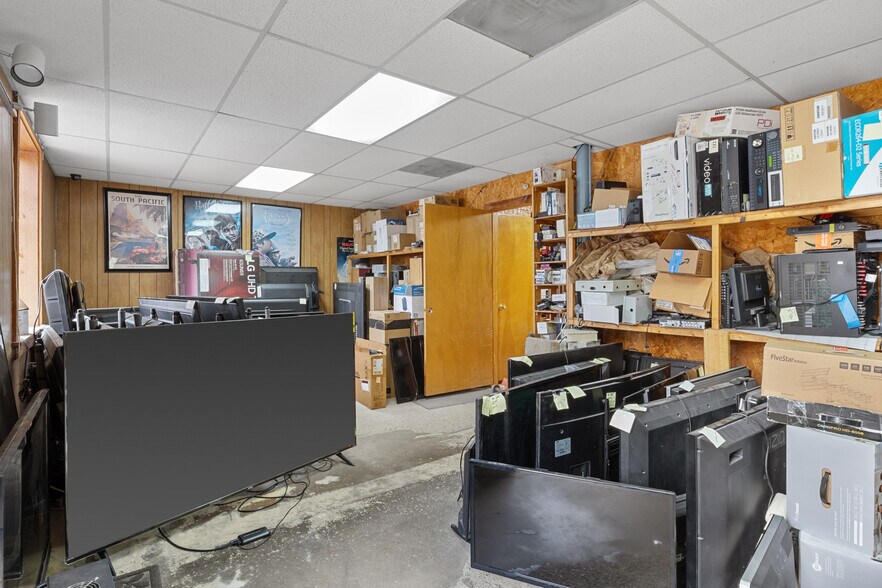 More Photos Of 1202 N Jefferson Ave, Mount Pleasant Specialty For Sale