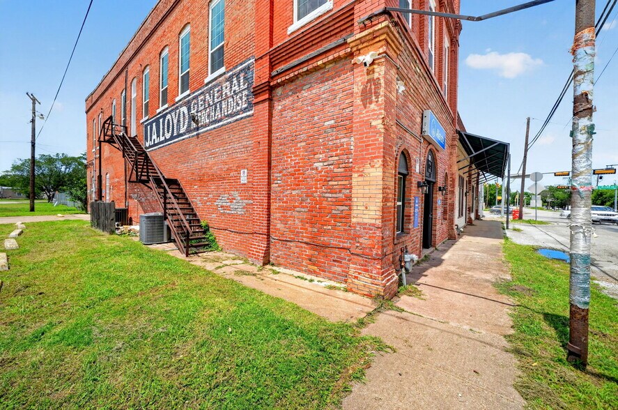 More Photos Of 201 N Bois D Arc St, Forney Storefront For Sale