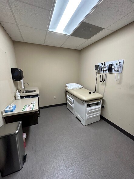 More Photos Of 5005 E Crosstimbers St, Houston Freestanding For Sale