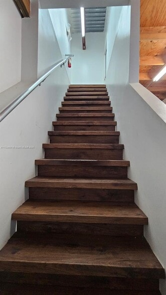 More Photos Of 1723-1745 W 37th St, Hialeah Showroom For Sale
