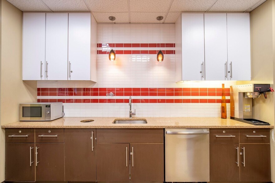 More Photos Of 1631 Dickson Av, Kelowna Coworking Space