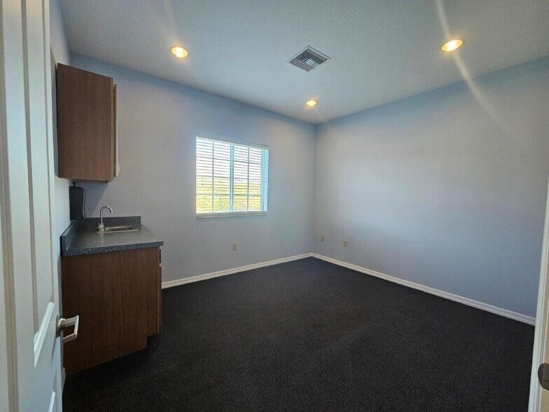 More Photos Of 13047 W Linebaugh Ave, Tampa Medical For Lease