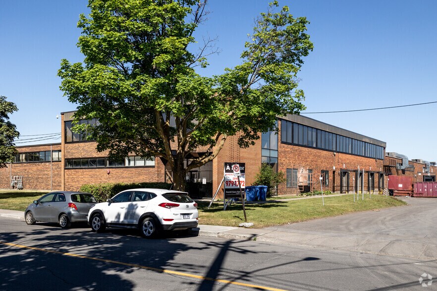 Primary Photo Of 5775 Rue Ferrier, Mont-Royal Manufacturing For Lease