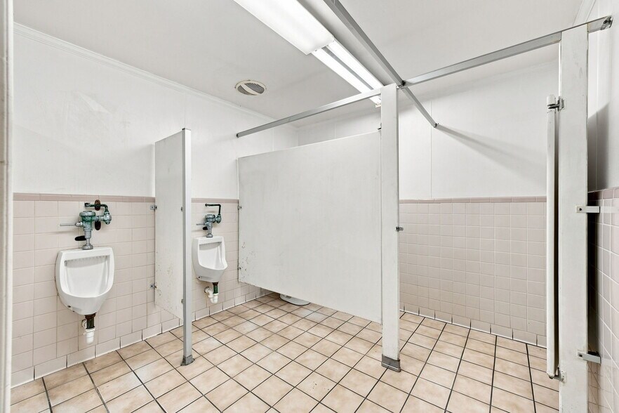 More Photos Of 346 W Jones St, Trenton Service Station For Lease