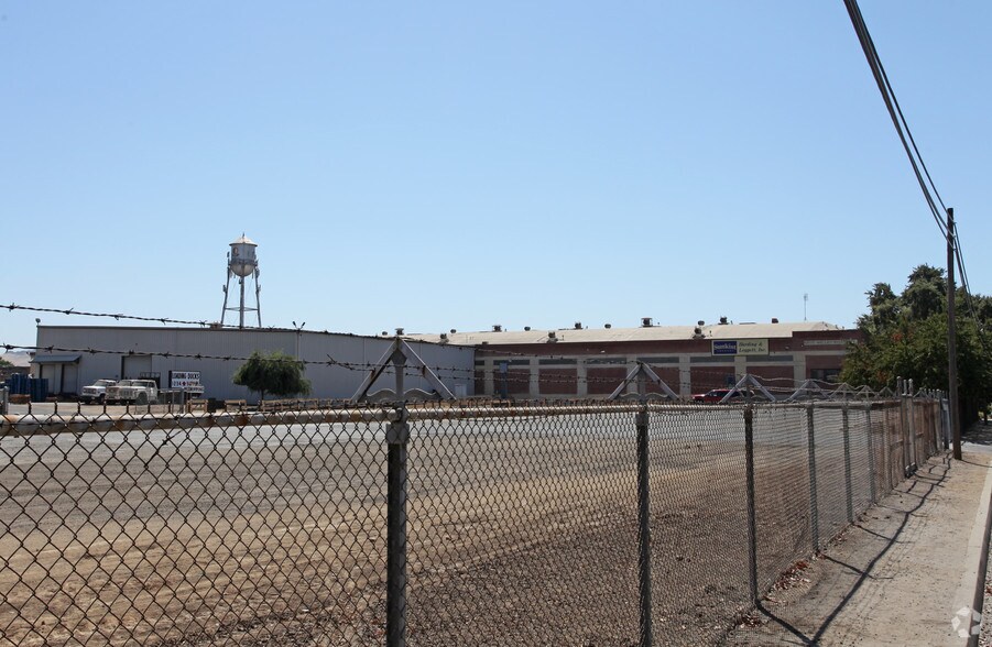 More Photos Of 700 Center St, Orange Cove Manufacturing For Sale