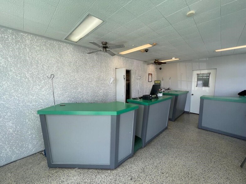 More Photos Of 4000 Old Winter Garden Rd, Orlando Freestanding For Sale