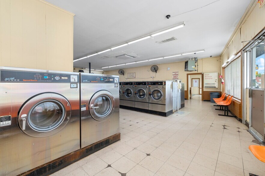 More Photos Of 506 N Main St, Emporia General Retail For Sale