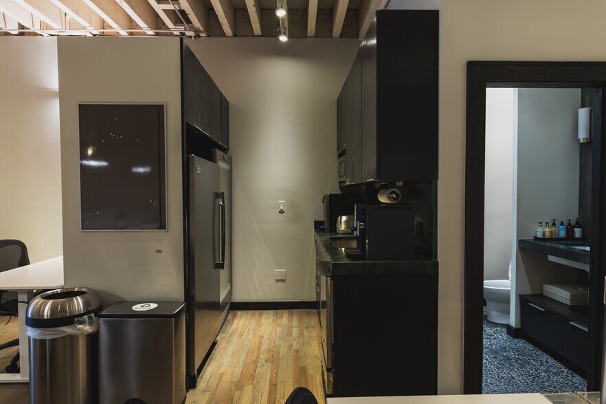 More Photos Of 21 W Illinois St, Chicago Office For Sale