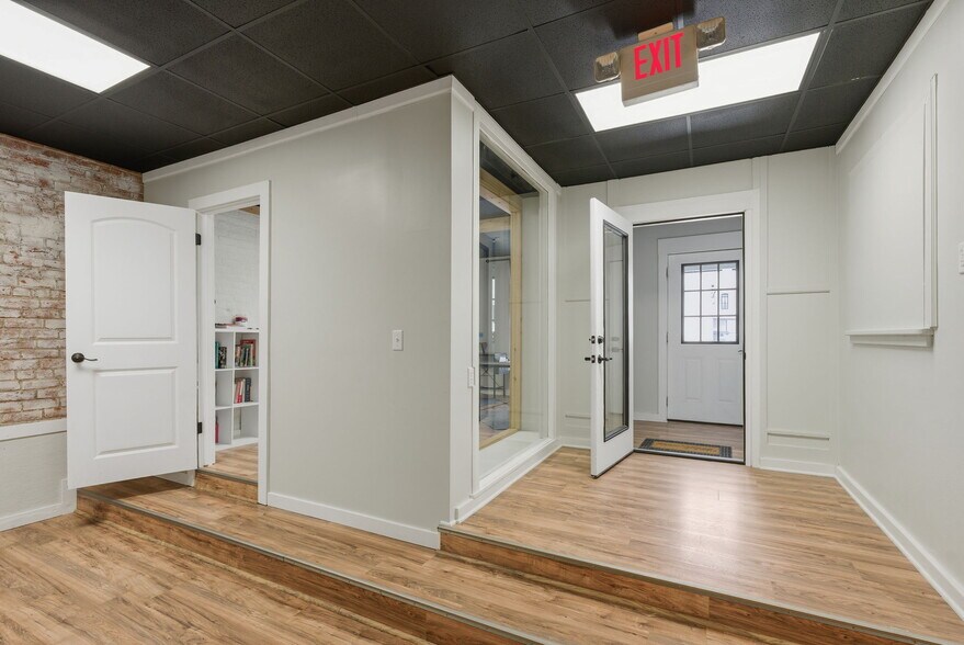 More Photos Of 302 N Main St, Newton Office Residential For Sale
