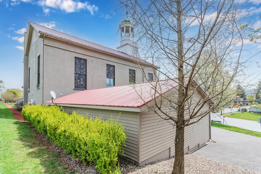 More Photos Of 4 Davis Aly, Loysville Specialty For Sale