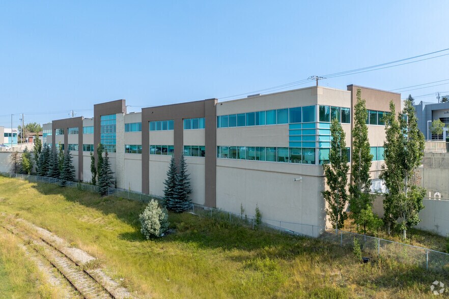 More Photos Of 225 Manning Rd NE, Calgary Office For Lease