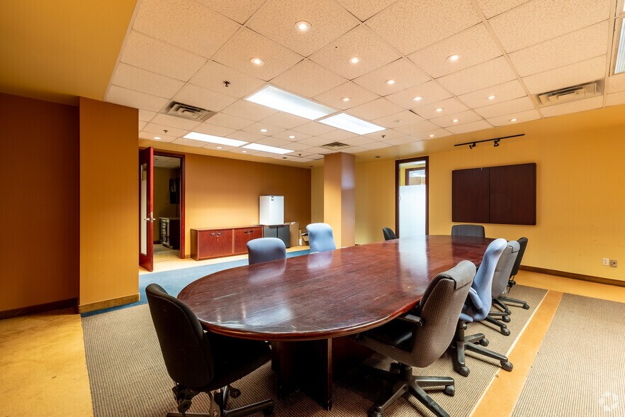 More Photos Of 215 Rue Saint-Jacques, Montréal Office For Lease
