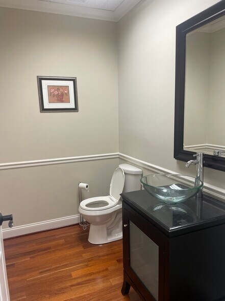More Photos Of 880 Johnnie Dodds Blvd, Mount Pleasant Office Residential For Lease