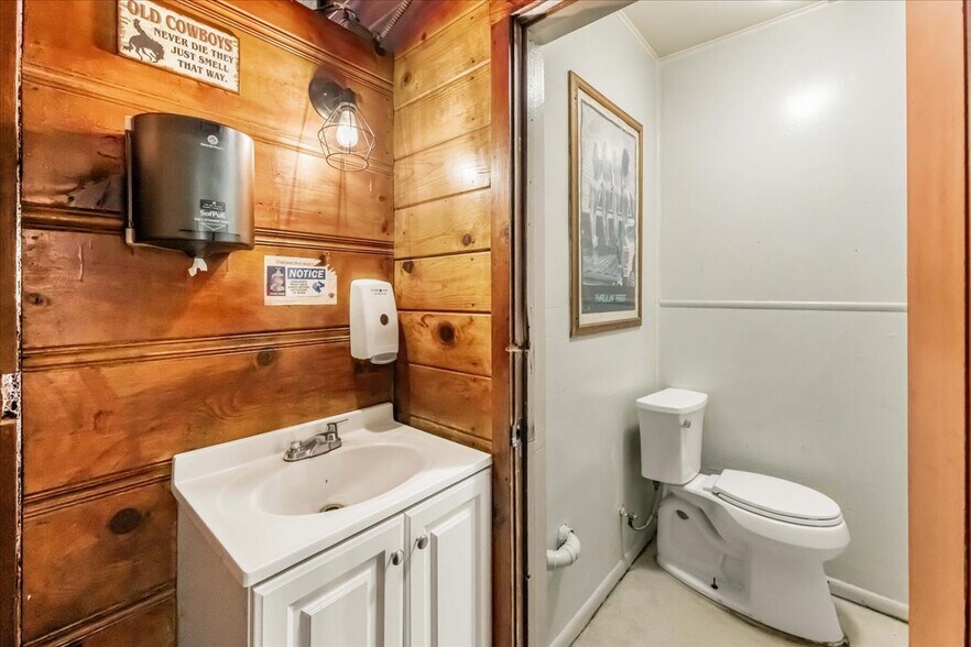 More Photos Of 21375 Main St, Lakehead General Retail For Sale