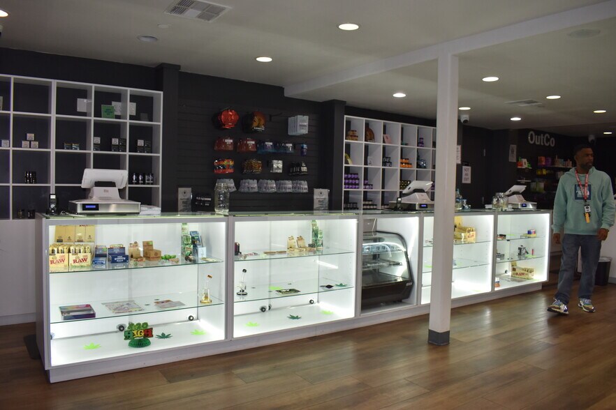 More Photos Of 8157-8159 W Wing Ave, El Cajon Manufacturing For Sale