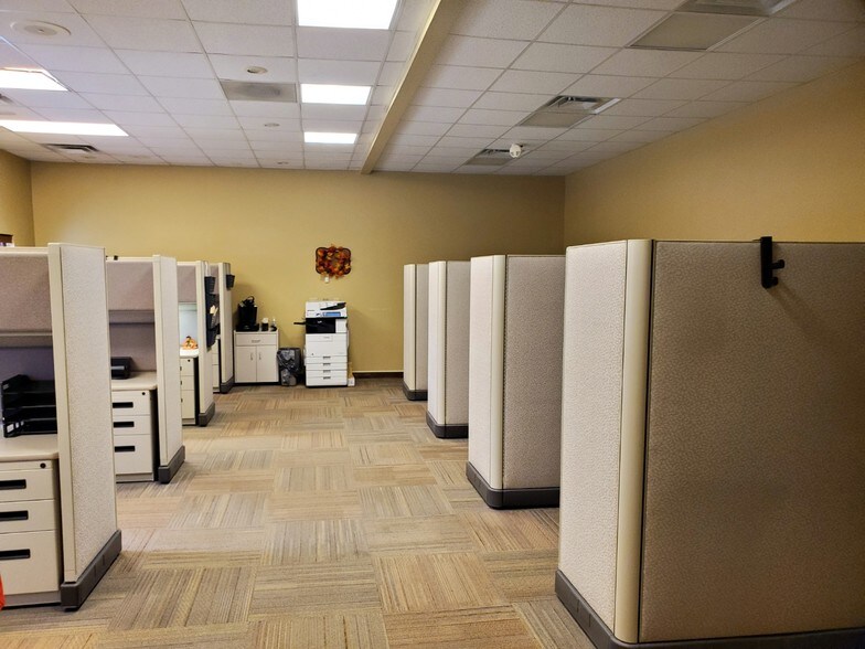 More Photos Of 255 Enterprise Dr, Lewis Center Warehouse For Lease